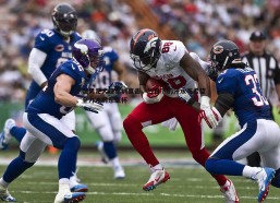 a8体育直播-中国男足大连集训直击，烈日下的汗水与希望，全力冲刺东亚杯